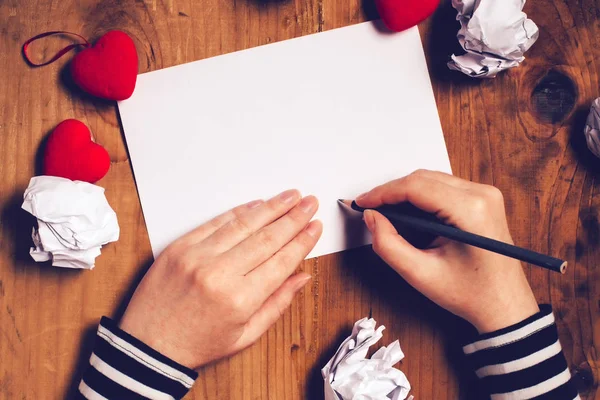 Mujer escribiendo carta de amor para el día de San Valentín —  Fotos de Stock