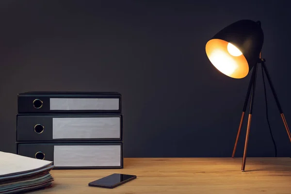 Schreibtisch mit Lampe — Stockfoto
