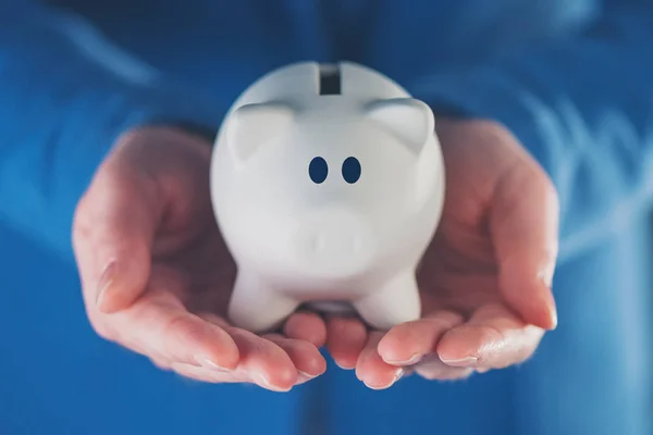 Piggy banco de monedas en manos de la mujer de negocios — Foto de Stock