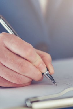 El genç işkadını iş sözleşme anlaşmasının imzalanması