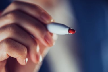 Kırmızı marker kalem kullanarak iş kadını