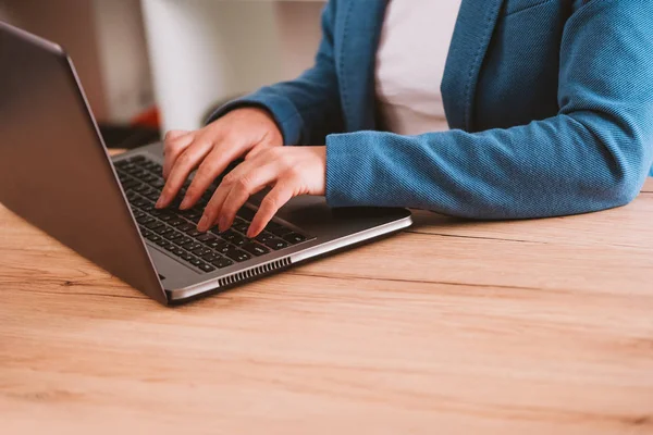 Mujer de negocios escribiendo teclado de computadora portátil en la oficina — Foto de Stock