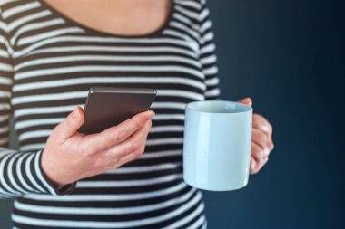 Cep telefonu haber okuma ve kahve içme casual erkek