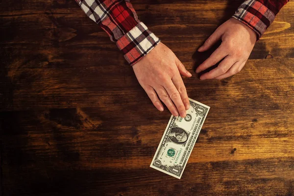 Vrouwelijke handen en een dollar tip — Stockfoto