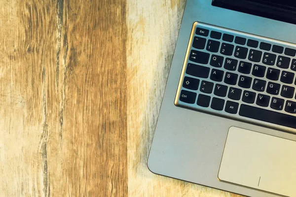 Laptop auf rustikalem Eichenholztisch, Draufsicht — Stockfoto