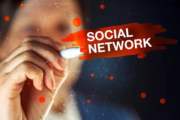 Imprenditrice che analizza i social network — Foto Stock