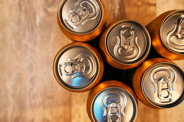 Latas de cerveja em mesa de madeira rústica vista superior — Fotografia de Stock