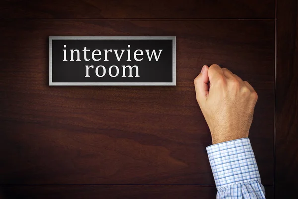 Бізнесмен стукає в двері інтерв'ю кімнати — стокове фото
