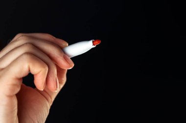 Kırmızı işaret keçeli kalemle çizim işkadını