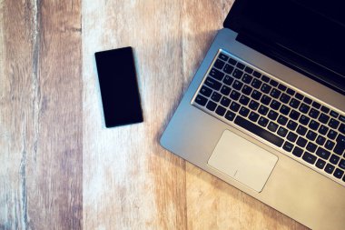 Smartphone bir dizüstü Üstten Görünüm