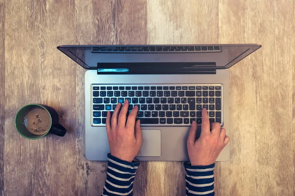 女性の手のラップトップ コンピューターのキーボードをタイピングの平面図 — ストック写真