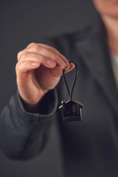 Vrouwelijke makelaar met huis model sleutelring — Stockfoto