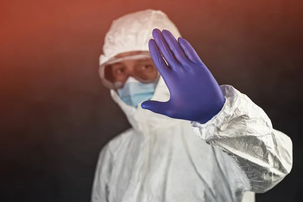 Cientista médico em vestuário de proteção gestual stop sign in — Fotografia de Stock