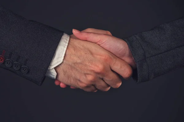 Affärsman och affärskvinna handslag i ämbetet — Stockfoto