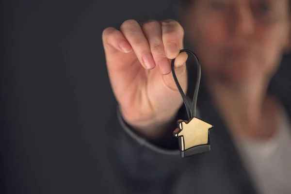 Agente imobiliário feminino com chaveiro modelo casa — Fotografia de Stock