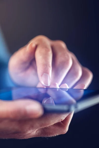 Primer plano de la pantalla femenina del teléfono inteligente tocar dedo — Foto de Stock