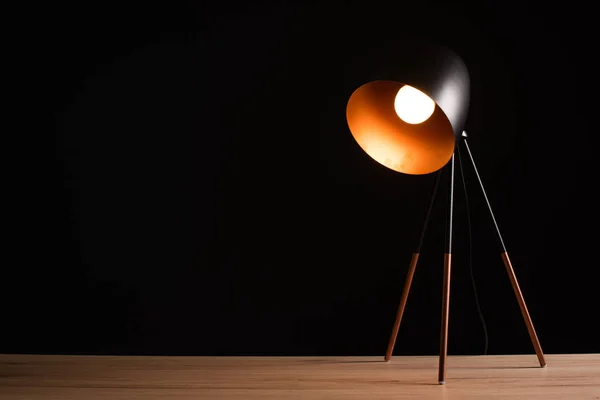 Lámpara de escritorio sobre mesa de oficina de madera vacía — Foto de Stock