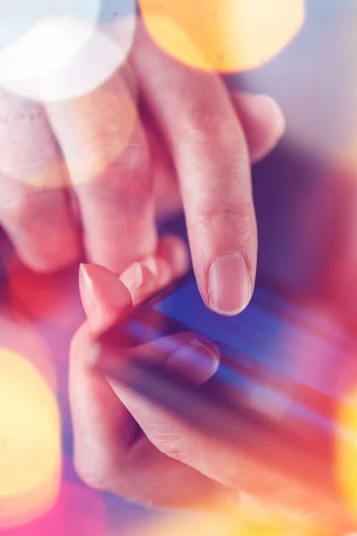 Close up van vrouwelijke vinger smartphone scherm aan te raken — Stockfoto