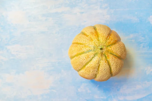 Cantaloupe meloen op rustieke houten tafel, bovenaanzicht — Stockfoto