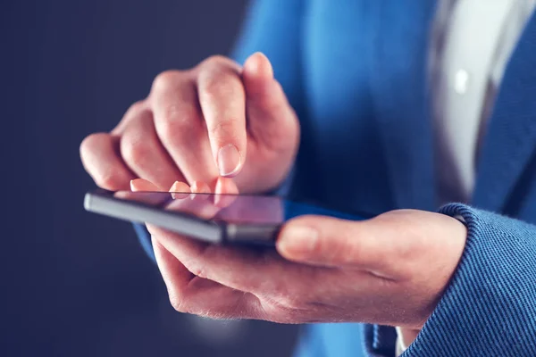 Zakenvrouw die mobiele telefoon gebruikt — Stockfoto