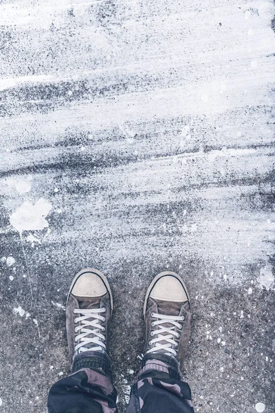 In piedi sul pavimento di cemento con macchie di pennello bianco — Foto Stock