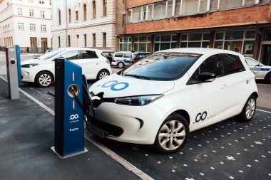 Elektrikli otomobil park noktada şarj