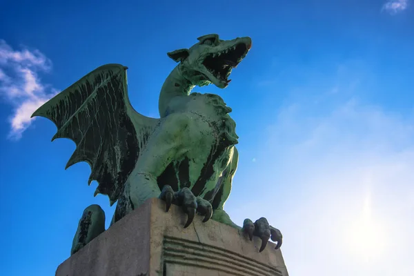 Статуя на Драконьем мосту в Любляне, Словения — стоковое фото