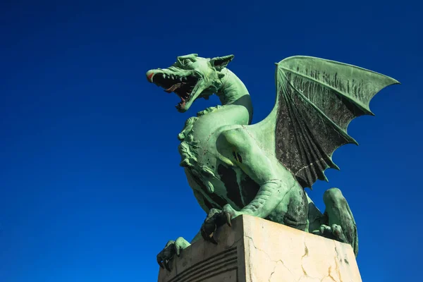 Statua sul Ponte del Drago a Lubiana, Slovenia — Foto Stock