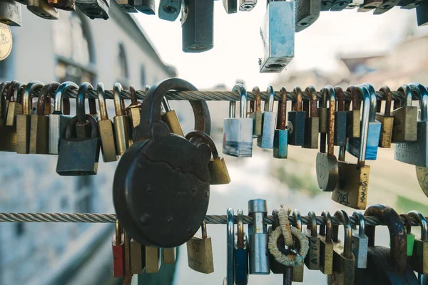 Love padlocks on Butches 's bridge in Ljubljana, Slovenia — стоковое фото