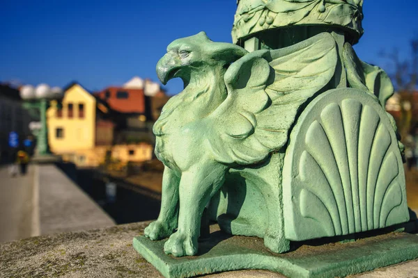 Estatua en el Puente del Dragón en Liubliana, Eslovenia — Foto de Stock