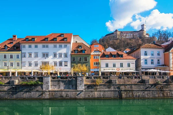 Cankarjevo nabrezje, beautiful promenade near Ljubljanica River — Stock Photo, Image