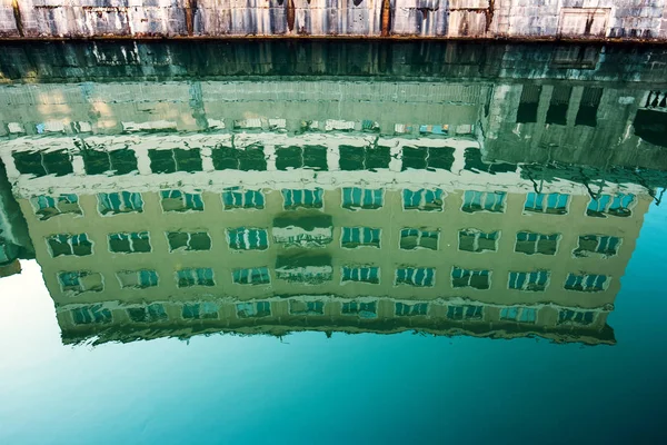 川の水 4辺形に古い建物の反射 — ストック写真