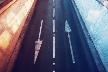 Boş iki şeritli bir yol ve havadan görünümü