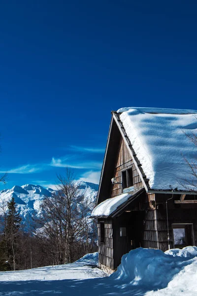Horská chata v sněhu — Stock fotografie