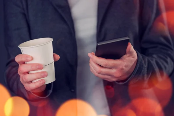 Empresaria bebiendo café y usando teléfono móvil — Foto de Stock