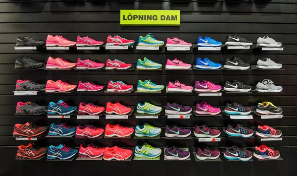 Varios modelos y marcas de zapatillas de running para damas — Foto de Stock