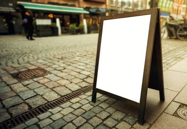 Sokakta fotokopi alanı olarak boş restoran reklam panosu