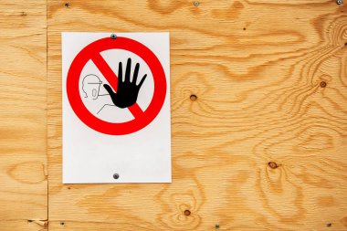 İnşaat alanında hiçbir geçiş uyarı işareti