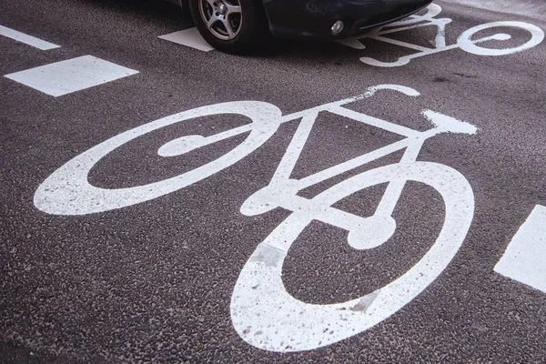 Auto passeren over fiets lane teken op de weg — Stockfoto