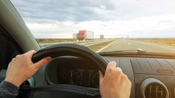 Mãos femininas no volante do carro, pontos de vista motoristas — Fotografia de Stock