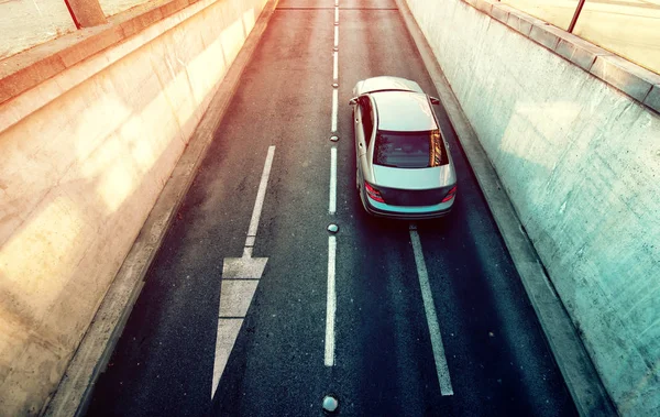 Luchtfoto van witte auto verlaten ondergrondse garage — Stockfoto