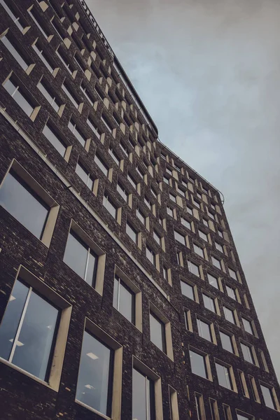 Retro tonificado apartamento edifício fachada — Fotografia de Stock