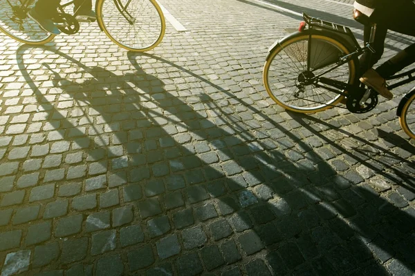 Město cyklisty, jízdu na kolech na dlážděné silnici lidé — Stock fotografie