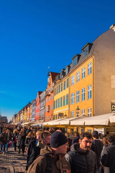 Turistas en Copenhague Nyhavn distrito — Foto de Stock