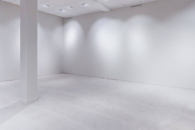 Spot ışıklar ve kopya alanı olarak boş beyaz duvar