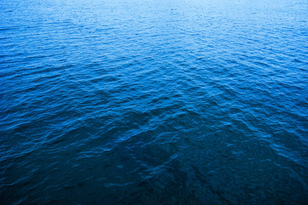 голубая поверхность морской воды