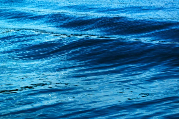 Zee golven gevormd uit zeilschip — Stockfoto