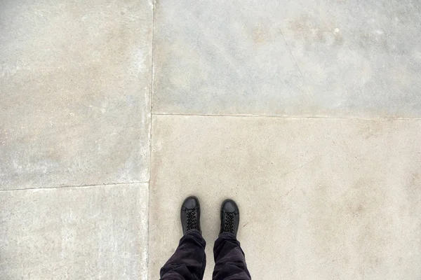 Homme debout sur la surface du sol en béton, pieds d'en haut — Photo