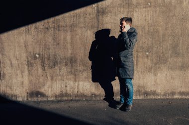 Ciddi otantik kadın sokakta cep telefonunda söz