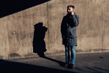 Ciddi otantik kadın sokakta cep telefonunda söz